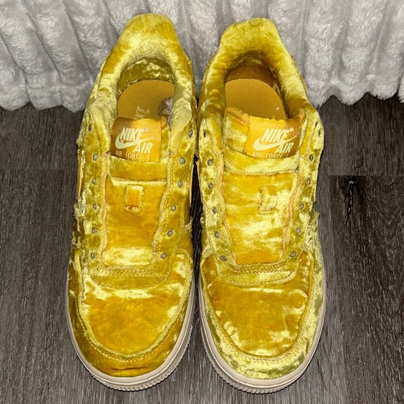 Nike Air Force 1 LV8 GS Velvet Sneakers - Picture 2 of 8